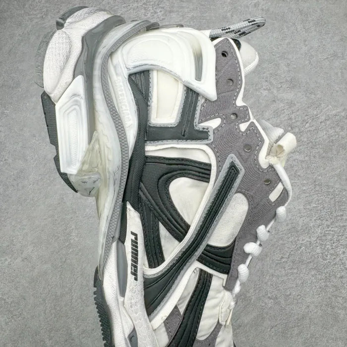 B - SNEAKERS