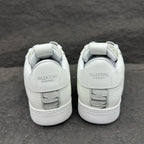 V - SNEAKERS