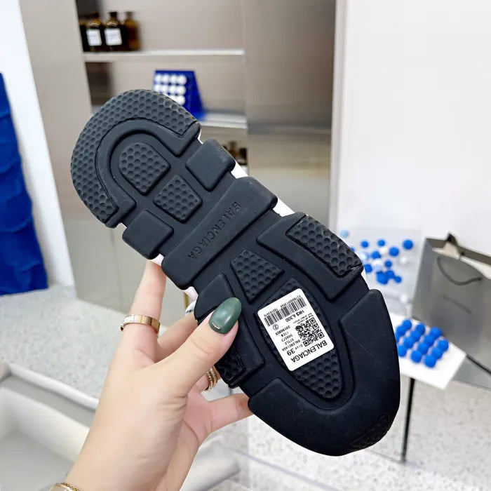B - SNEAKERS