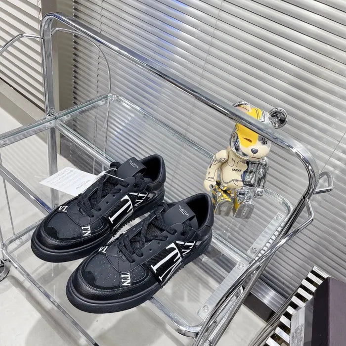 V - SNEAKERS