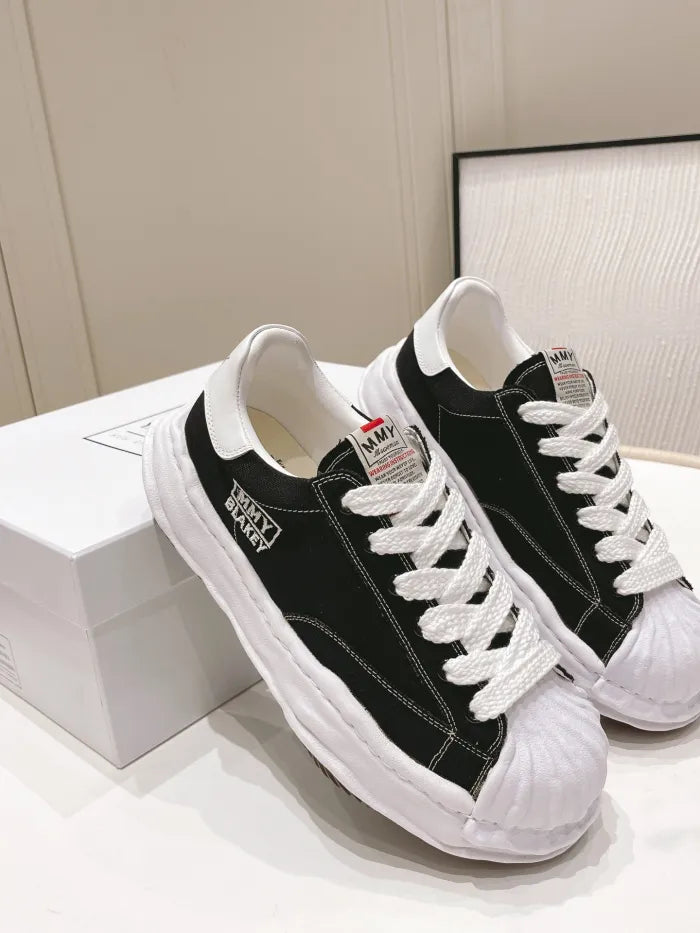 A - SNEAKERS