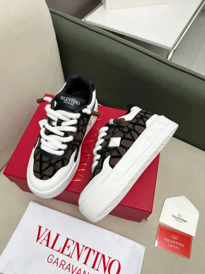 V - SNEAKERS