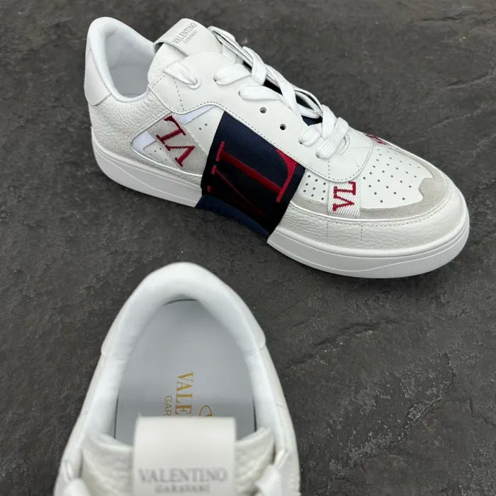 V - SNEAKERS